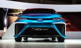 Xe xanh Honda FCV được bán ra vào năm 2016