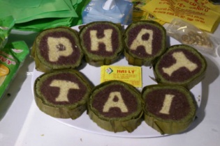 Bánh Tét chữ thu hút người tiêu dùng