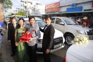 Mải lo tiệc cưới, nhà Công Vinh bị nữ khách "không mời mà đến" liều lĩnh trộm xe