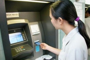 Tăng lương công chức có ngừa được tham nhũng?