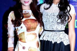 Trương Ngọc Ánh so dáng cùng Hoa hậu Thế giới 2011