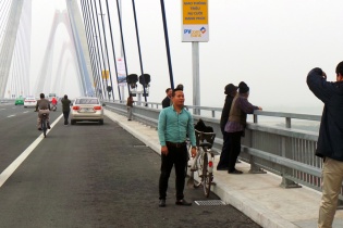 Chụp ảnh trên cầu Nhật Tân: Đẹp, nhưng sẽ bị phạt