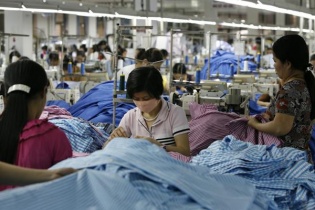 Thưởng Tết bằng chả cá, gạch men