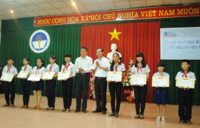 Báo Đầu tư trao học bổng tại Đồng Nai