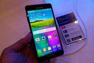 Hình ảnh thực tế smartphone mỏng nhất của Samsung