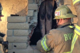 Người phụ nữ mắc kẹt trong ống khói nhà tình cũ trong tư thế khỏa thân