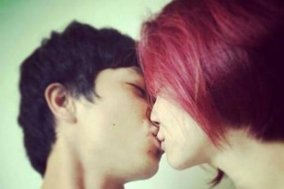 Bức ảnh Công Phượng "khóa môi" Hòa Minzy gây xôn xao dân mạng