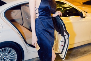 Người đẹp Linh Chi mặc sexy, ngồi xe sang đi tiệc