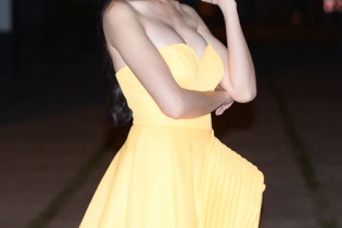Phan Thị Mơ diện váy vai trần sexy đi chấm thi nhan sắc