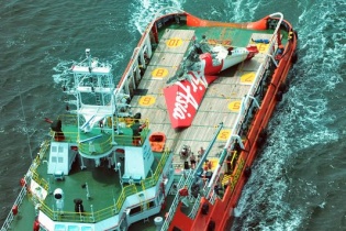 Indonesia đưa hộp đen máy bay AirAsia lên mặt biển