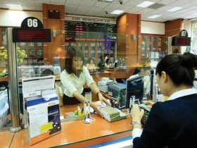 Đua thâu tóm công ty tài chính, ngân hàng ôm nợ?