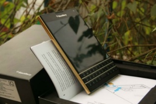 BlackBerry Passport bản Gold ra mắt với giá 1.000 USD