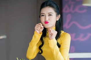 Á hậu Huyền My xì tin khi đang ghi hình