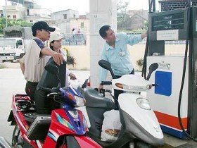 Giá xăng giảm tiếp gần 2.000 đồng/lít