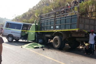 9 người thiệt mạng trong vụ xe du lịch nổ lốp đâm xe tải