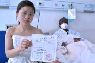 Rớt nước mắt cảnh cô gái "tuyển chồng khẩn cấp" để cứu anh