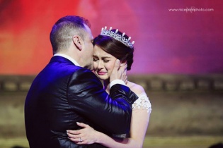 Mỹ nhân đẹp nhất Philippines nghẹn ngào ôm cha