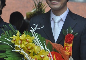 Tân giáo sư trẻ nhất Việt Nam "cảm ơn cuộc đời"