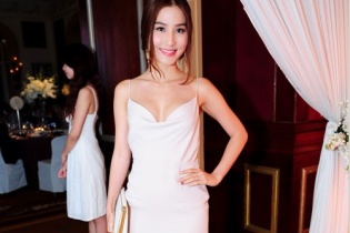 Diễm My 9x diện cực sexy dự tiệc cưới Trúc Diễm