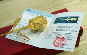 "Quà độc" Valentine: Bông hồng 200 triệu bằng vàng nguyên khối
