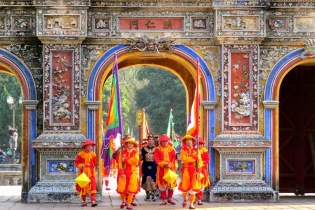 Cận cảnh lễ dựng cây nêu, đón Xuân về trong hoàng cung Huế