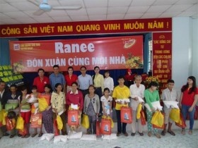 Tập đoàn Sao Mai mang Tết đến với người nghèo