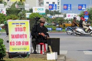 Xúc động, cụ ông 76 tuổi ra đường quyên tiền cho trẻ khiếm thị ăn Tết