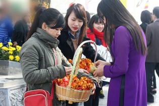 Tìm hiểu tục mua muối lấy may sau đêm giao thừa