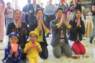 Ca sĩ Bằng Kiều, Thu Phương đi lễ chùa đầu năm