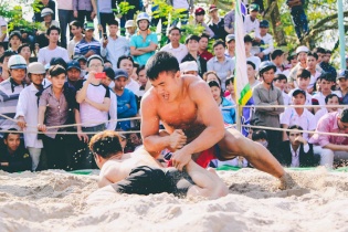 Khai hội vật truyền thống Thủ Lễ năm 2015