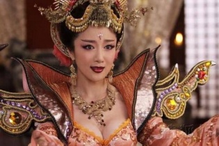 Đến lượt "Tân Bảng Phong Thần" lại phải cắt vì khoe ngực quá lố