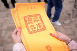 Lễ hội khai ấn Đền Trần phát ấn cho du khách trong 6 ngày