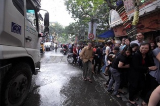 Cận cảnh người dân chen nhau mua vàng ngày Thần Tài