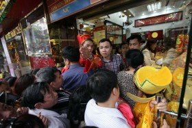 Tắc nghẽn đường vì xếp hàng mua vàng cầu may