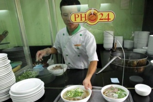 Giữ hồn phở Việt trong ma trận fast food