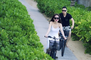 Ngọc Trinh và ông bầu Vũ Khắc Tiệp lãng mạn trên biển