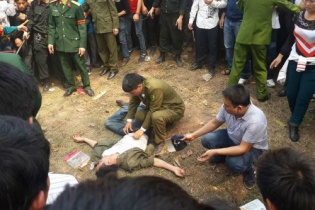 Chơi đánh đu ở hội Lim, một thanh niên ngã phải nhập viện