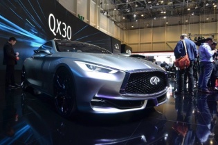 Infiniti Q60 khoe dáng tại Geneva Motor Show 2015