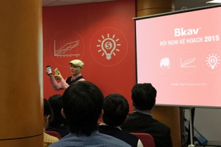 Quảng "nổ" khen smartphone Bkav, "dìm hàng" iPhone 6