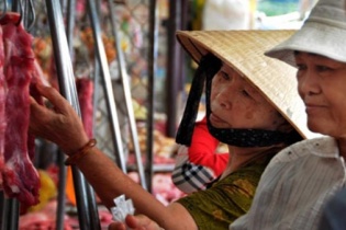 Xe ôm tăng theo giá xăng, giá rau bám theo giá điện