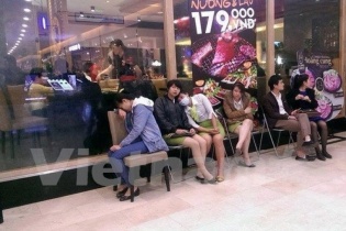 Khí thải và thời tiết gây ngất xỉu hàng loạt tại Big C