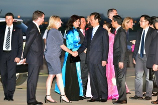 Thủ tướng bắt đầu chuyến thăm chính thức Australia