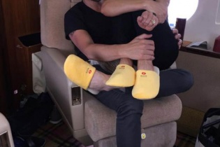 Vợ David Beckham ngồi gọn lỏn trong lòng bạn trai thân thiết