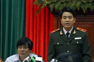 Công an Hà Nội xác minh nhóm người ngăn người dân đặt hoa tại đài Quyết tử