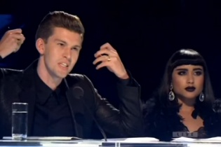 Hai giám khảo X-Factor bị đuổi vì lăng mạ thí sinh