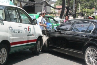 Siêu xe Bentley 10 tỷ va chạm với taxi Vinasun giữa Sài Gòn