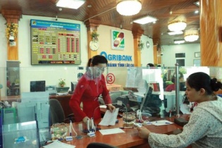 Tín dụng lên khỏi mặt đất.