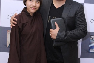 Quang Lê nhận ni cô Huyền Trân làm con nuôi