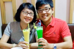 Người mẹ có con đồng tính đẫm lệ bước trong hành trình "Hiểu về con"