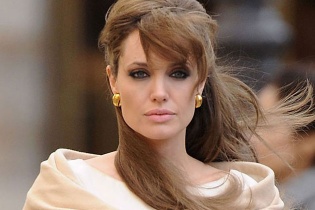 Angelina Jolie truyền can đảm cho phụ nữ ung thư